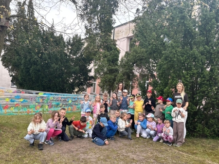 Magiczna łąka między drzewami- Wielkie malowanie Misiów i Pszczółek 