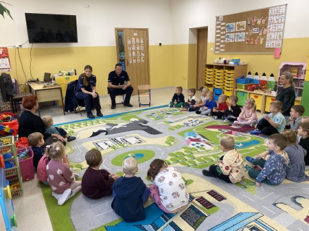 Wizyta pielęgniarki i policjantów w Sówkach