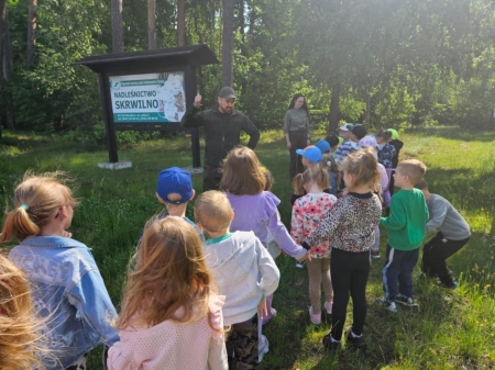 Wyprawa do lasu – edukacyjne zajęcia grup Misie i Pszczółki w Nadleśnictwie Skrwilno