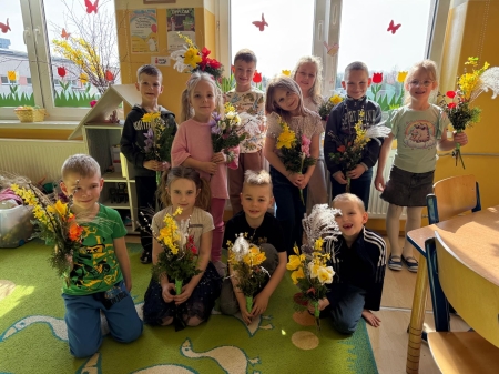 Tworzenie palm wielkanocnych w zerówkach 